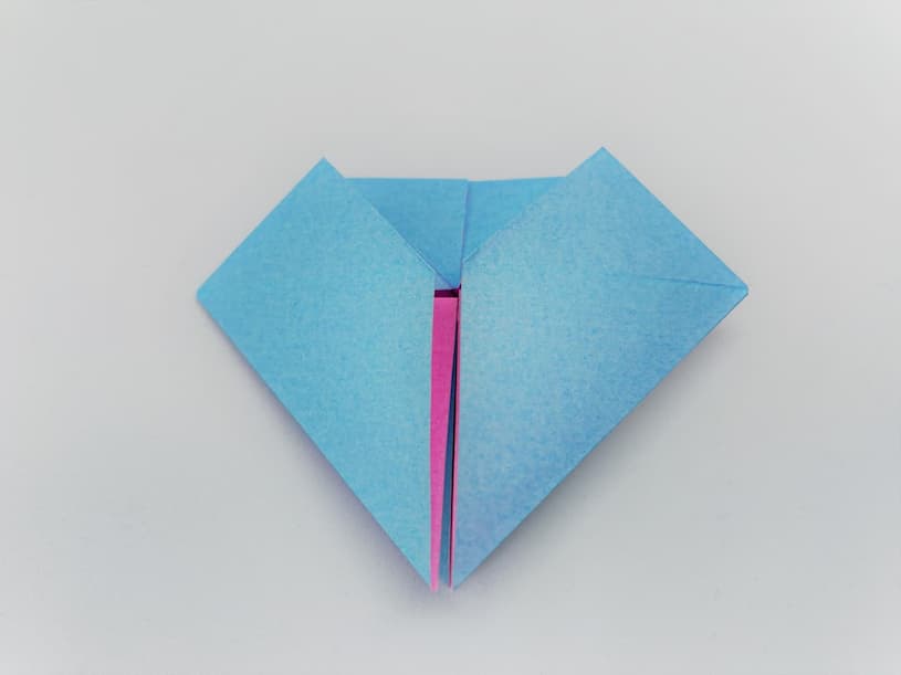 折り紙で折る立体のリボン付きハートの折り紙‗上部分を中に折り込む