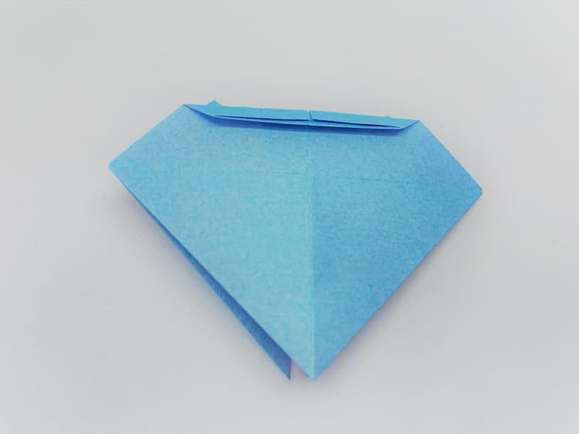 ハートの折り紙に立体のリボン付き_上部分1／4折る