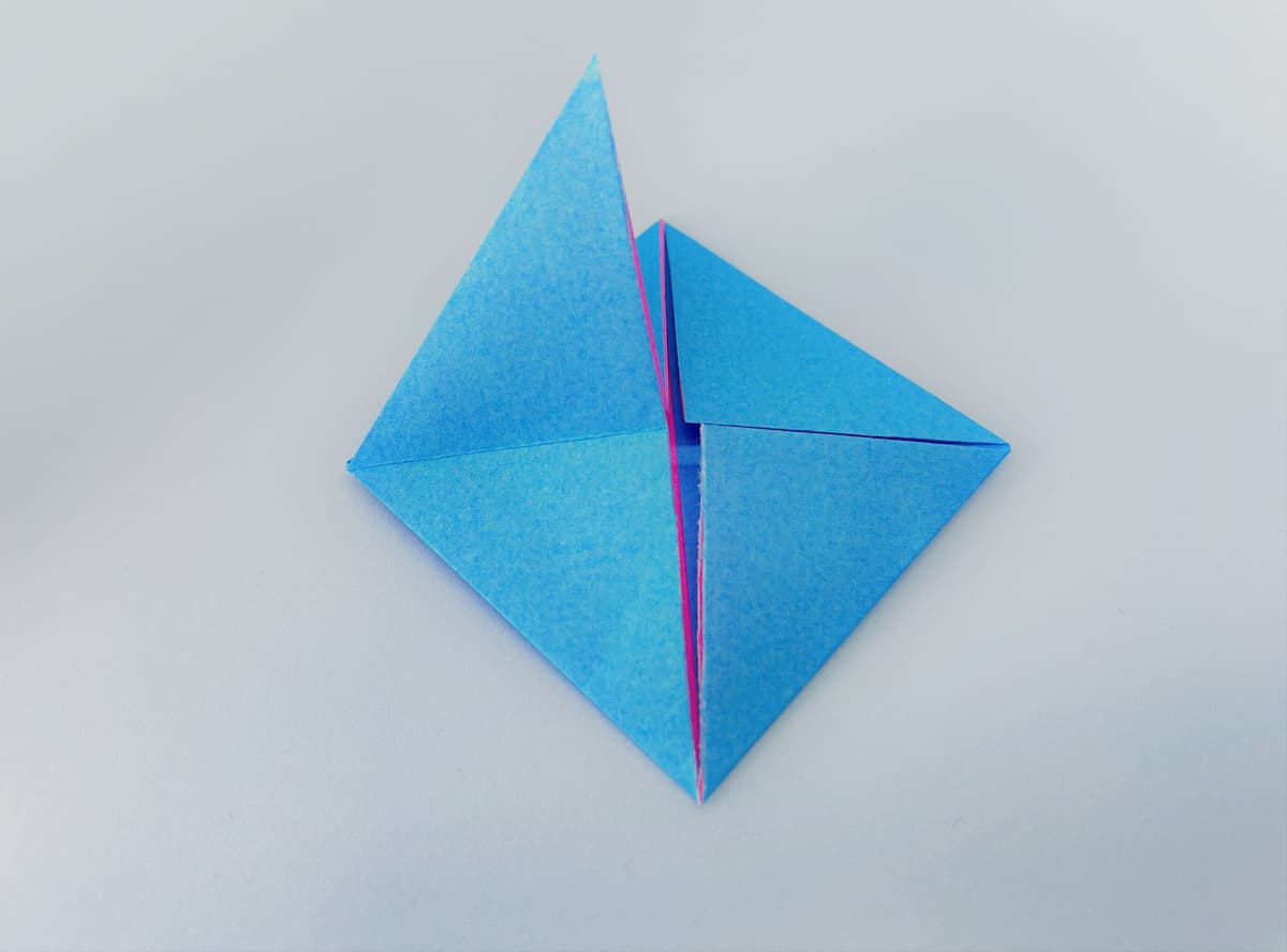 立体のリボンのついたハートの折り紙_四隅の角の1つを三角に折る