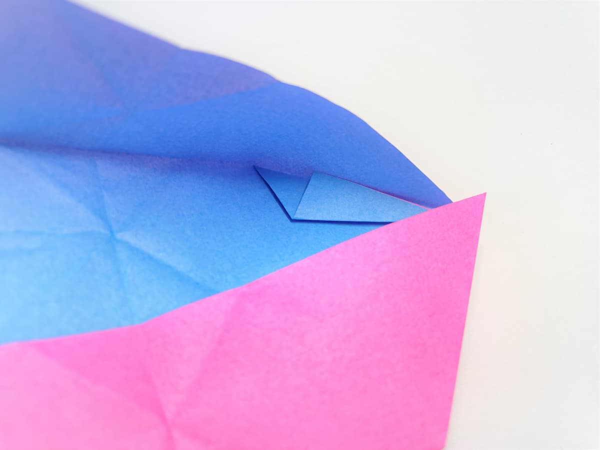 ハートの折り紙の下部分を小さく折り込む