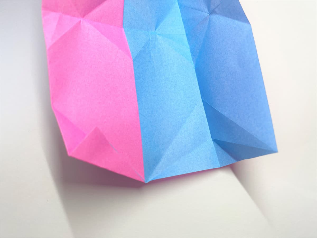 ハートの折り紙の大小の三角の折り目