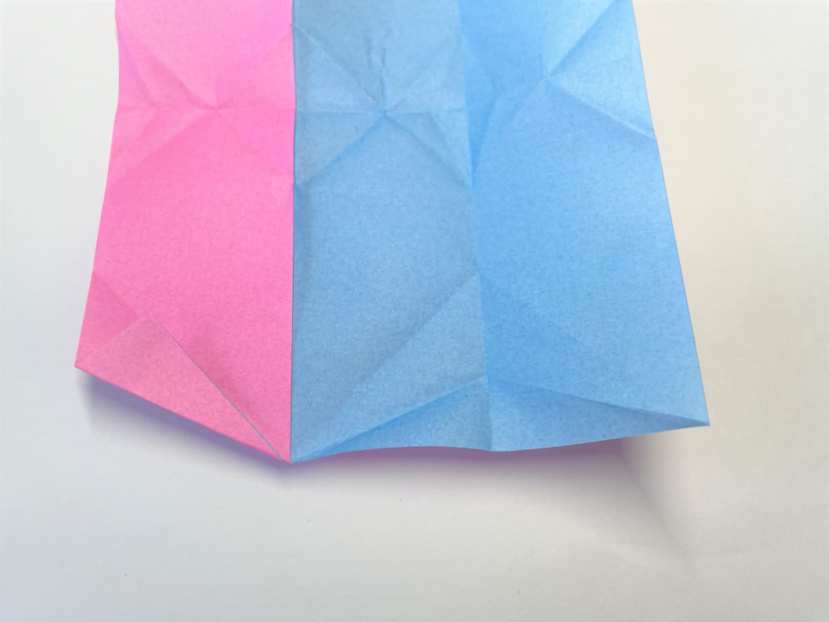 折り紙の右側を開く