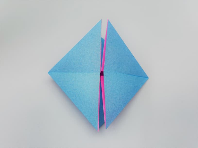 ハートの折り紙に立体のリボン付き_すべての角で三角を作る