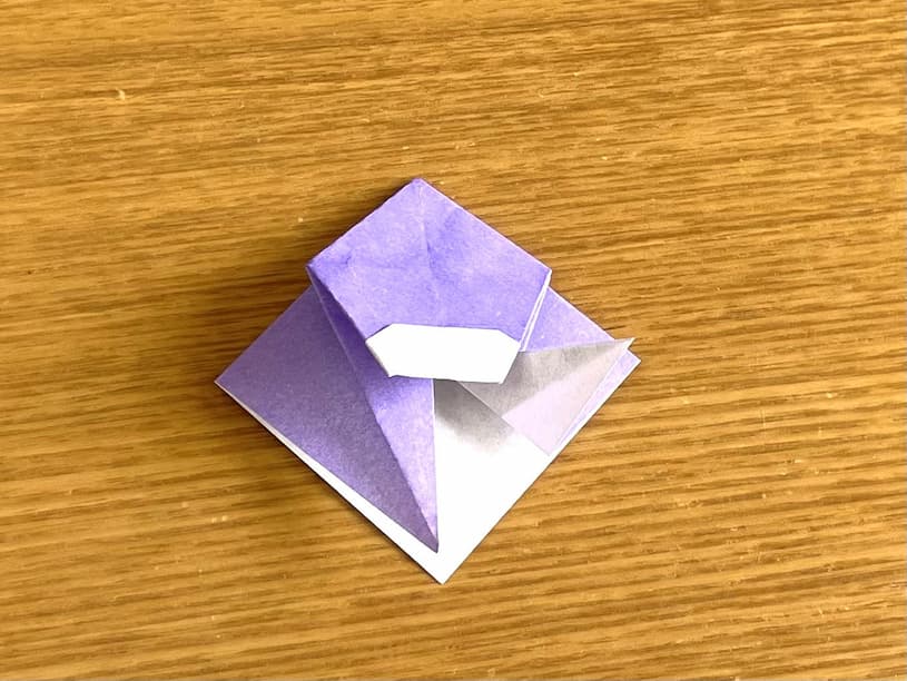 かわいい亀の簡単折り紙 下の角を右角に合わせて折る