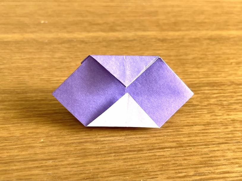 折り紙のかわいい亀 裏の下角に上の角を合わせる
