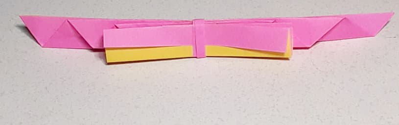 ちょうちょの折り紙立体　最初に切った二本のうちの一本真ん中に巻き付けてのりで貼る