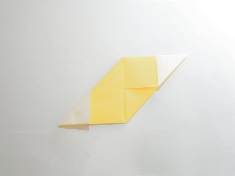 パーツの折り紙の三角を入れ込む