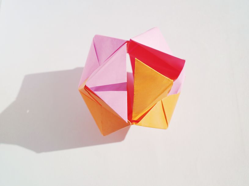 折り紙くす玉三角錐の輪