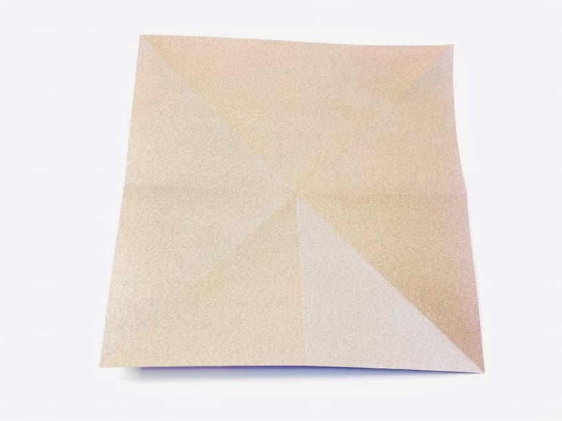 折り紙に最初の折り目