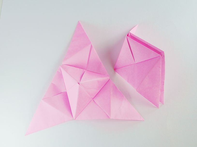 折り紙でのピンクパーツ組み立て