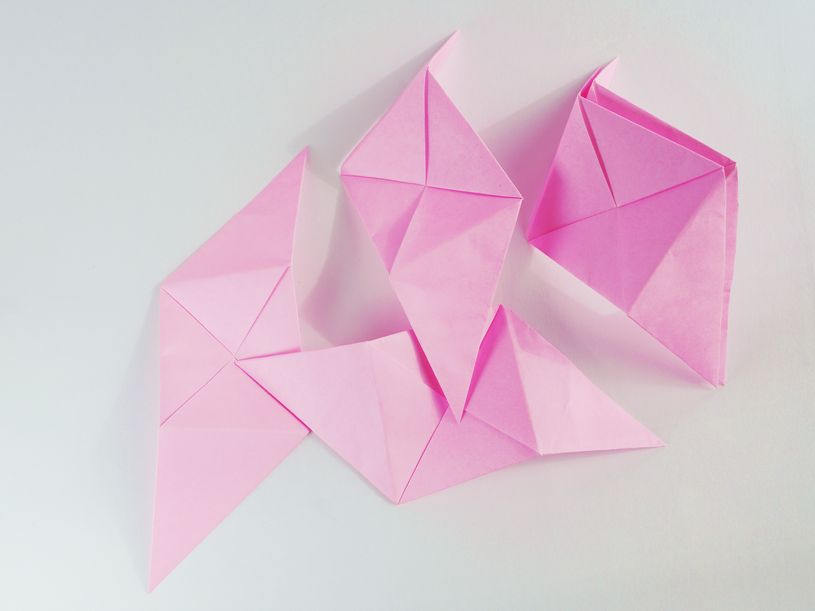 ピンクの折り紙での組み立て