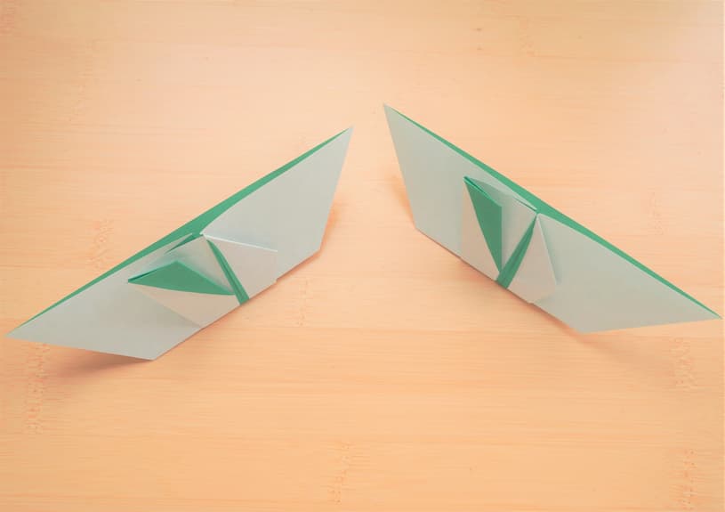 緑の折り紙葉っぱ二つ