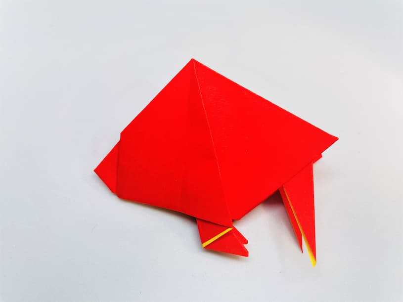 折り紙の上のラインより出た三角を折り込む