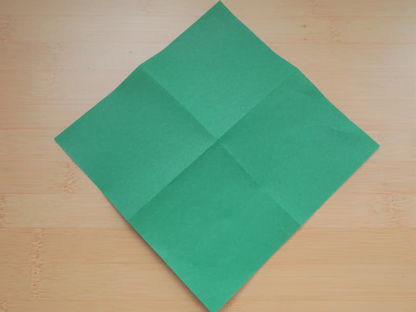 緑の折り紙十字の折り線