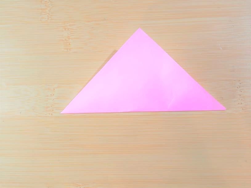 三角に折ろうピンク折り紙