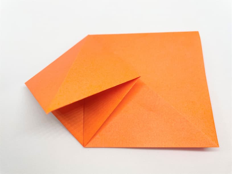 8四角に折った折り紙を左にする