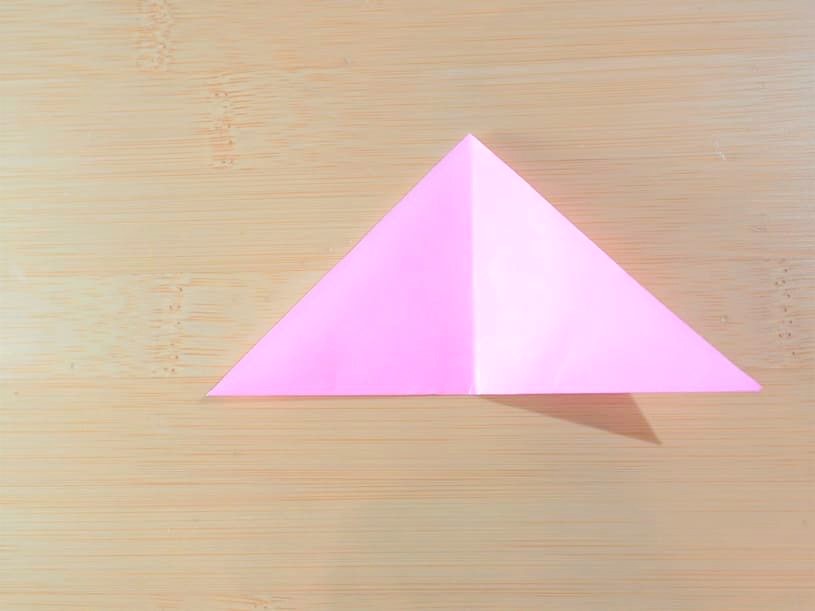 ピンク折り紙の折り線を見て