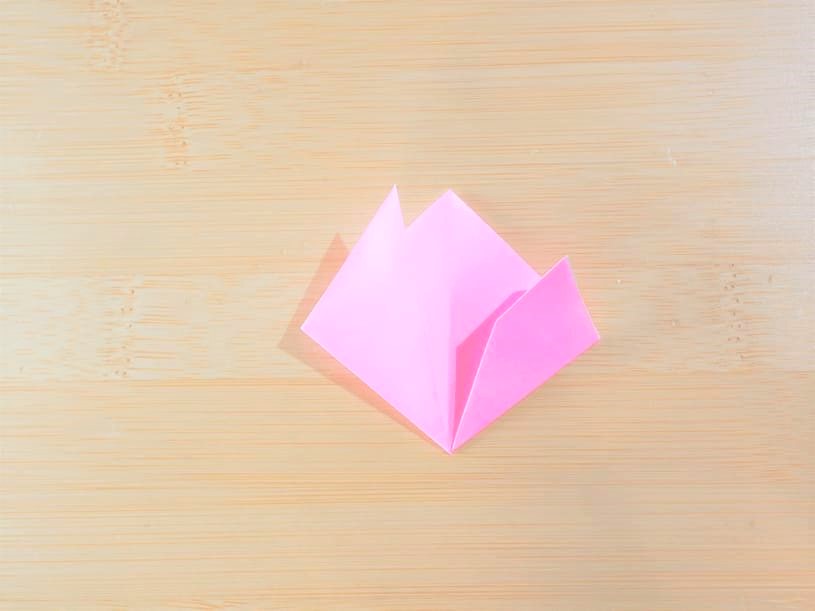 折り紙のピンクの中に入れ込むよ