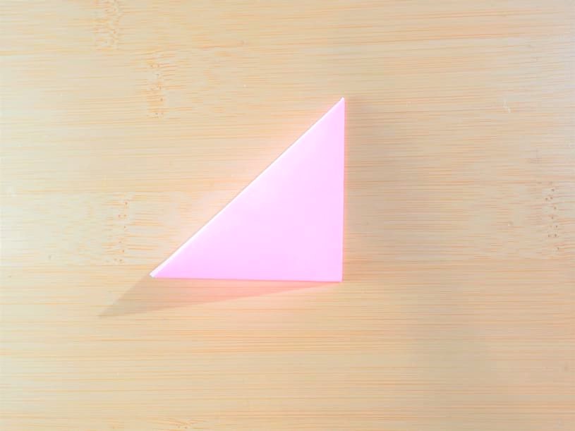 もう一度ピンク折り紙三角に折るよ