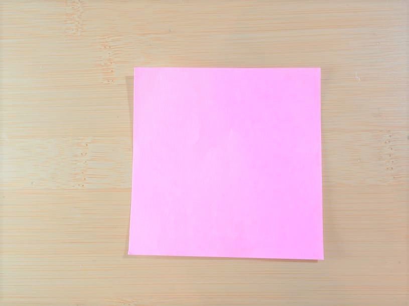 ピンク折り紙でチューリップを作るよ