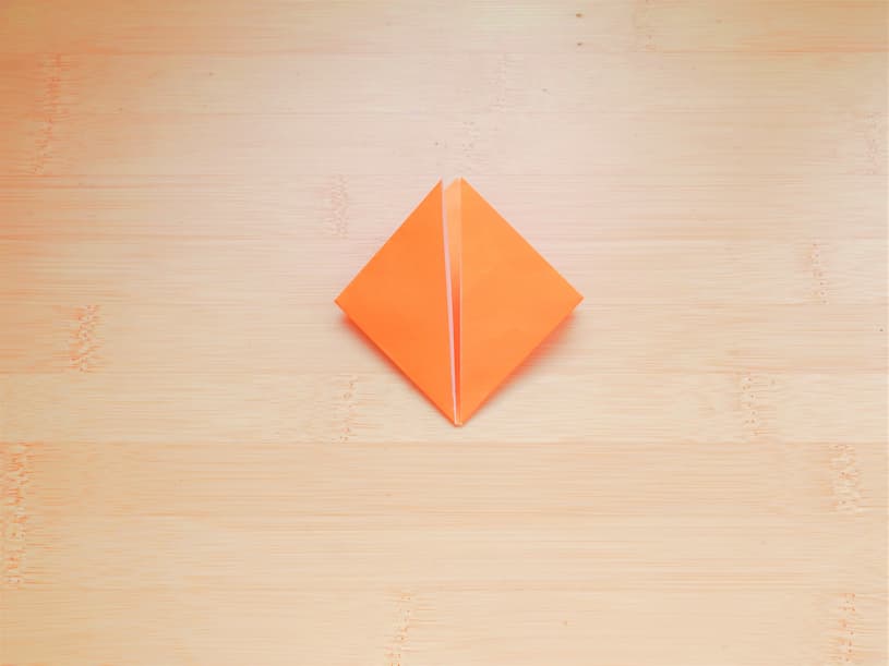 オレンジ折り紙三角折って四角に