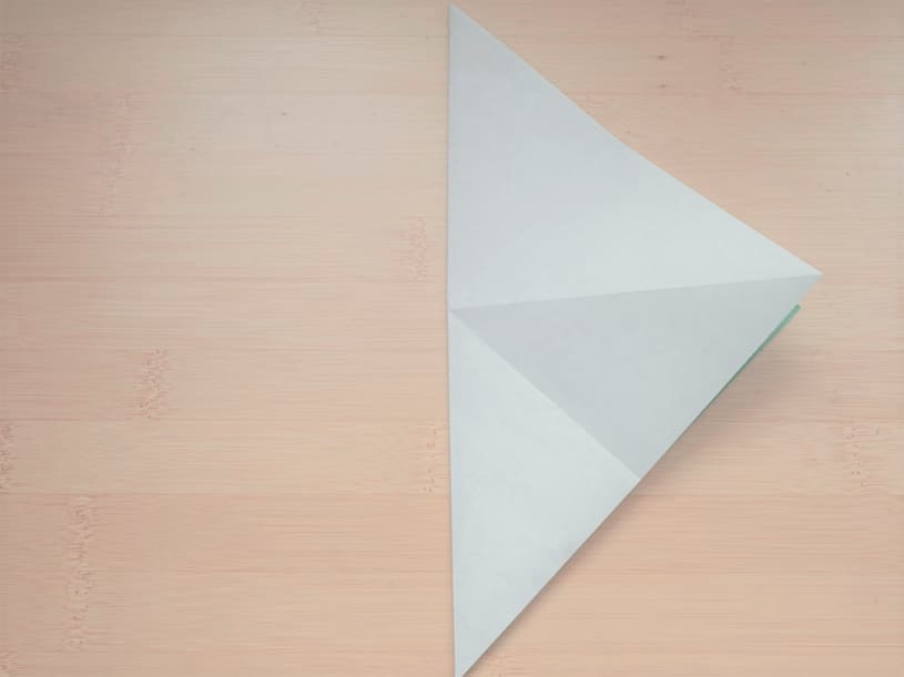 緑の折り紙での横三角