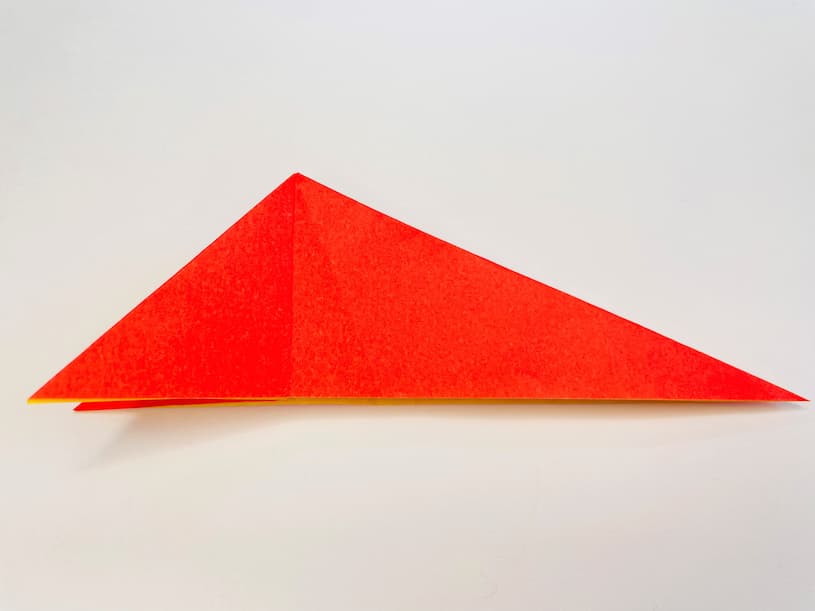 １６一番上の三角を折り紙の左に折る