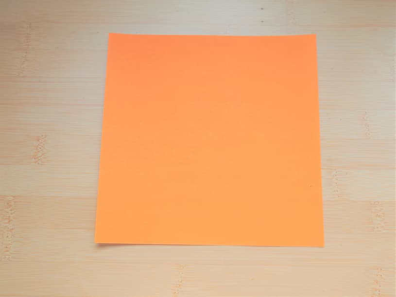 オレンジの折り紙でチューリップ
