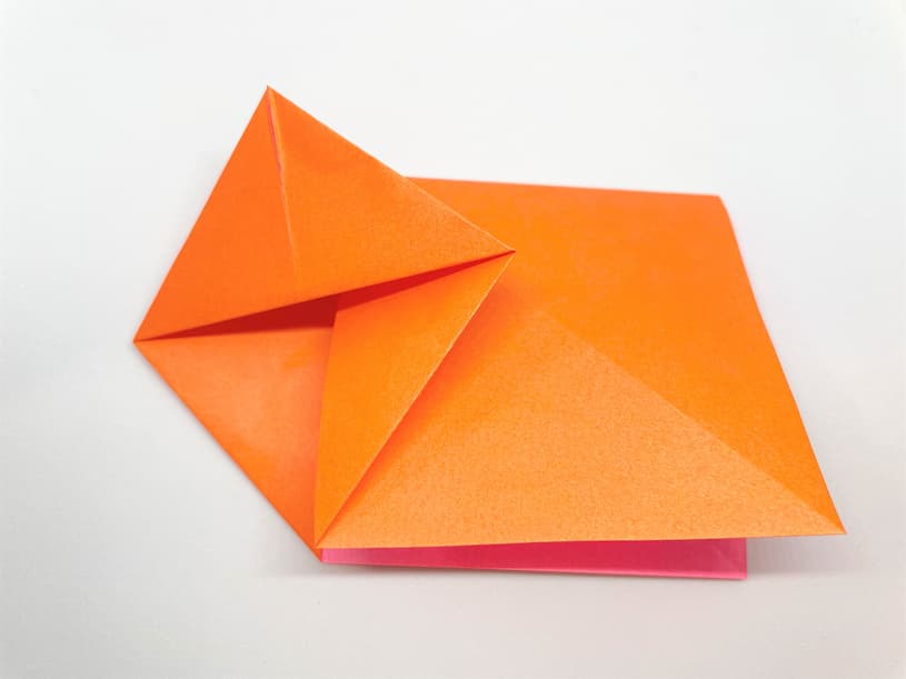 9ひし形の折り紙の角を折り上げる